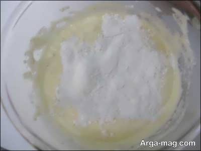 اضافه کردن آرد به مخلوط زرده و سفیده تخم مرغ 