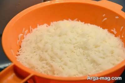 ریختن برنج آبکش درون آب 