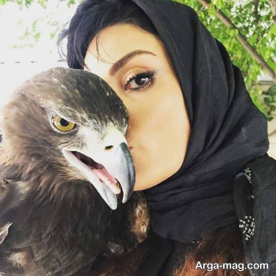سارا خوئینی ها با یک عقاب بزرگ در آغوش