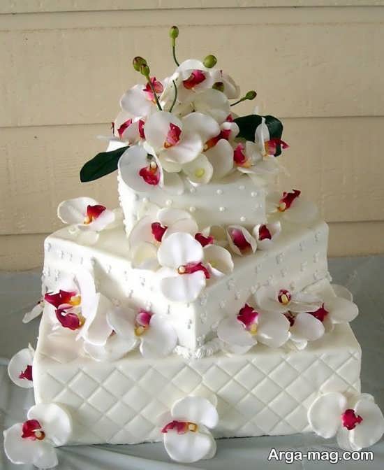 تزیین کیک عروسی با گل طبیعی 