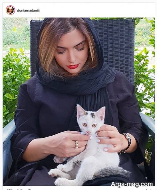 تیپ زیبای دنیا مدنی با گربه خانگی اش