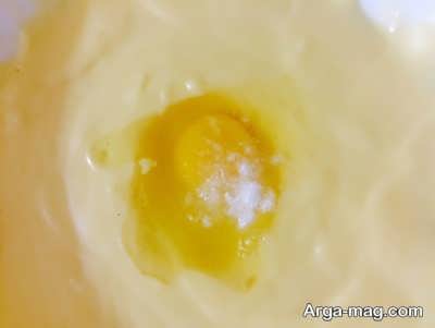 افزودن تخم مرغ به مایه شیرینی 