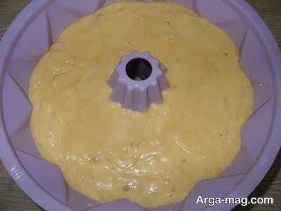 ریختن مایه کیک خرمالو درون قالب کیک 