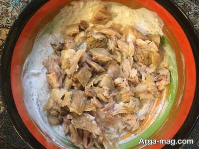 اضافه کردن سینه مرغ پخته شده به سس 