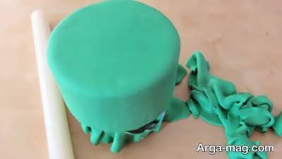 پوشاندن روی کیک با خمیر فوندانت سبز 