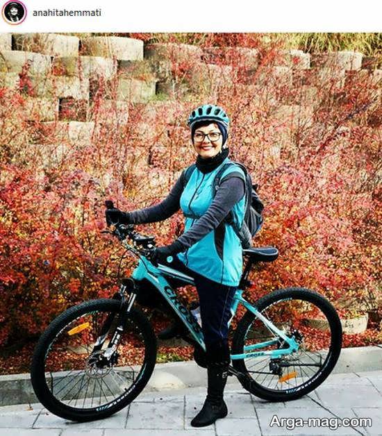 آناهیتا همتی در حال دوچرخه سواری