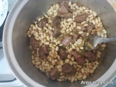 تفت دادن لوبیا و گوشت 