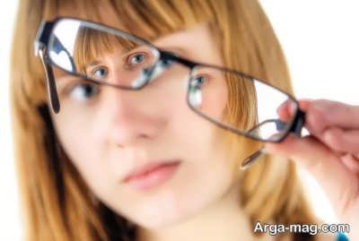 استفاده از عینک برای درمان انحراف چشم