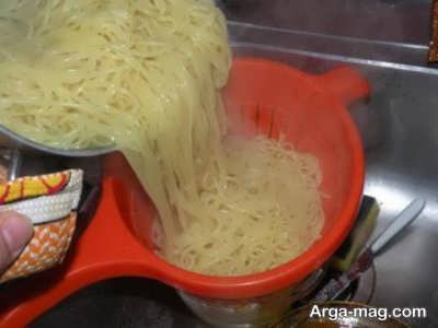 آبکش کردن اسپاگتی 