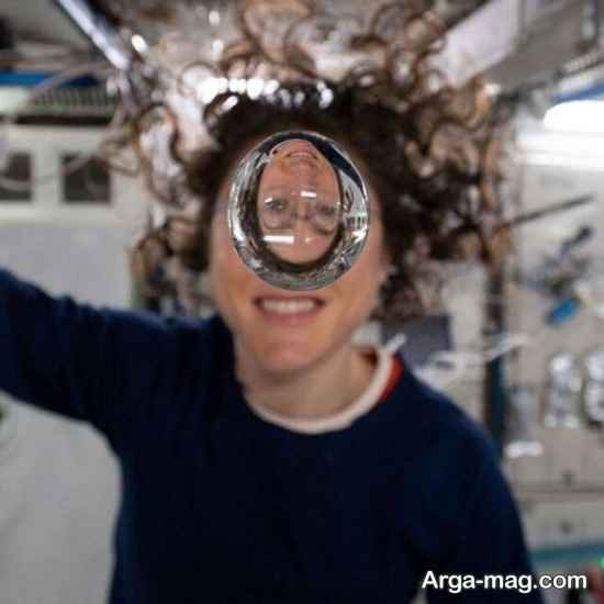 عکس زن فضانورد با قطره آب 