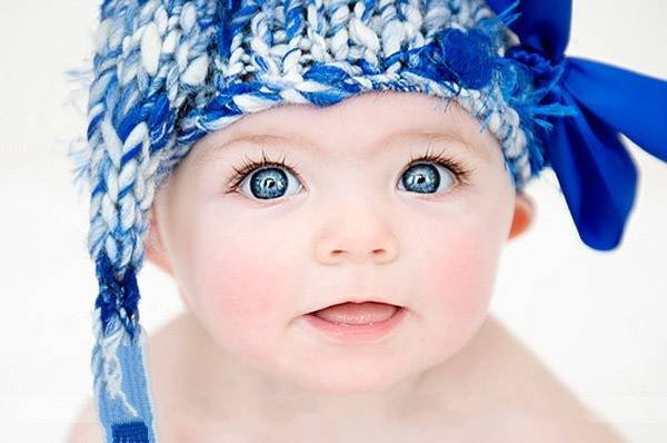 عکس کودک ناز با کلاه آبی