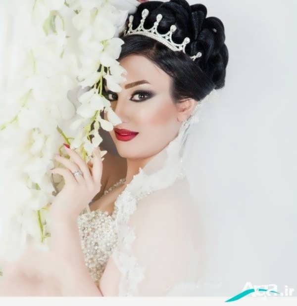 شینیون موی مشکی عروس همراه با تاج 