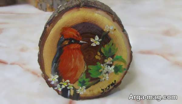 نقاشی پرنده روی تنه درخت