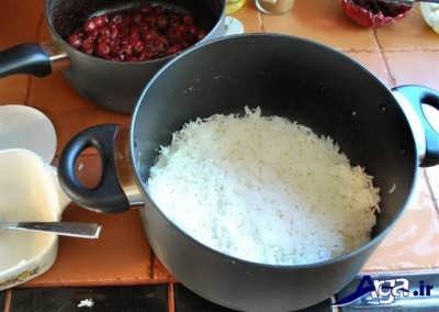 قرار دادن برنج آبکش شده در قابلمه 