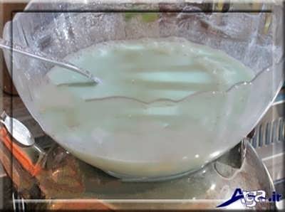 قرار دان مخلوط پودر ژله و شیر بر روی بخار کتری
