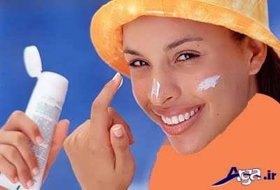 استفاده از ضد آفتاب برای جلوگیری از اشعه های مضر آفتاب 