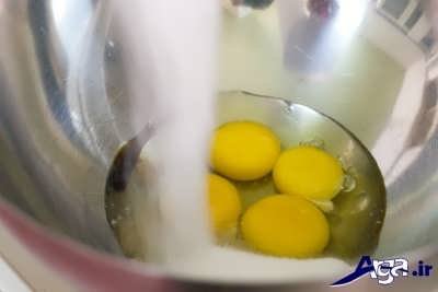 اضافه کردن شکر به تخم مرغ 