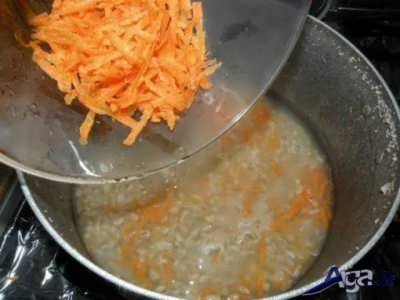 اضافه کردن هویج رنده شده به سوپ جو 
