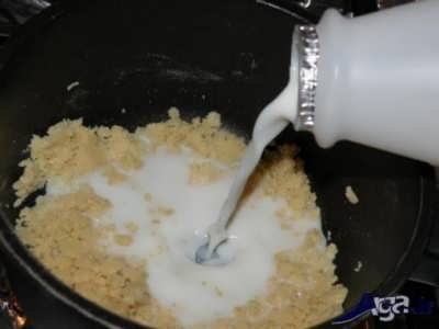 اضافه کردن شیر به آرد تفت داده شده 