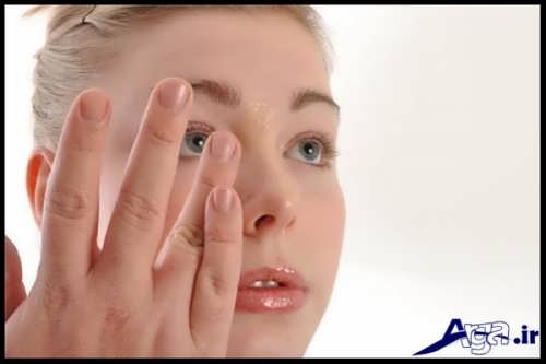 زدن کرم پودر بر روی بینی 