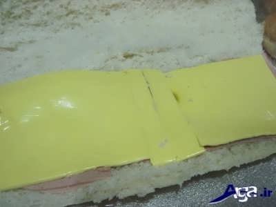 قرار دادن پنیر گودا بر روی لایه های کالباس 