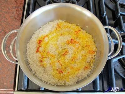 ریختن زعفران بر روی برنج 