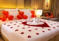 تزیین اتاق خواب عروس با شمع و گل و تور