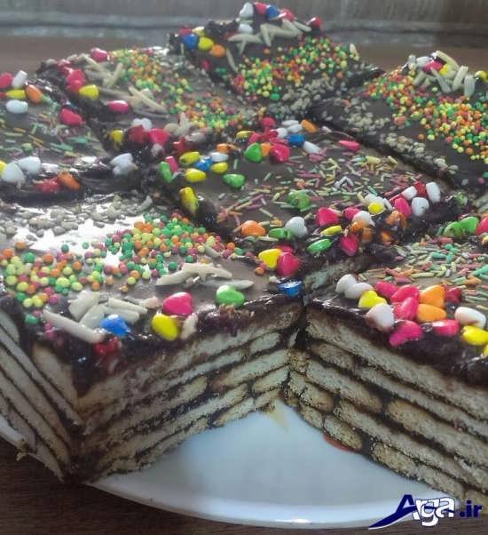 تزیین کردن کیک یخچالی با شکلات های رنگی 