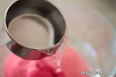 حل کردن پودر ژله توت فرنگی در آب جوش 