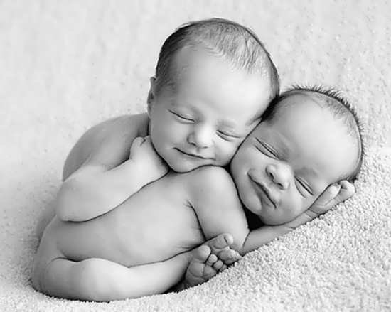 عکس جالب از نوزادان دو قلو