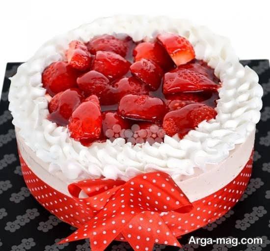 تزیین کیک با توت فرنگی و خامه 