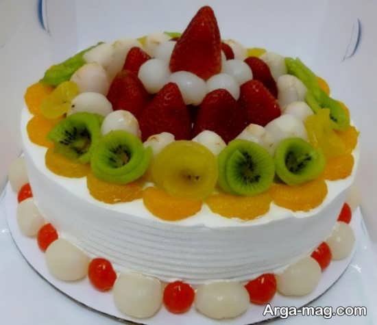 تزیین کردن کیک تولد با میوه و خامه 