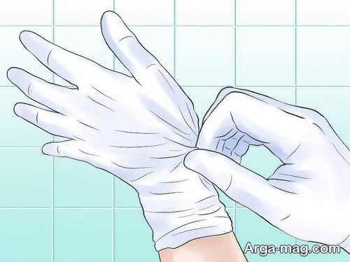 پوشیدن دستکش برای دکلره کردن موها 