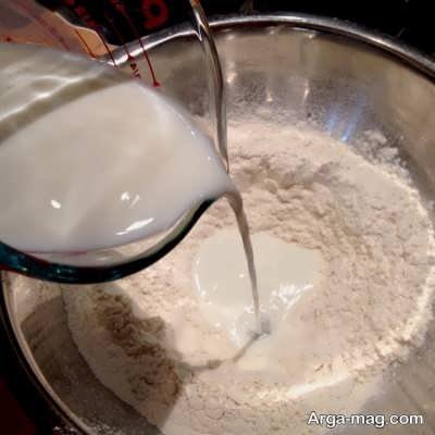 اضافه کردن شیر جهت تهیه پودینگ وانیلی