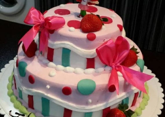 کیک زیبا با تم تولد توت فرنگی