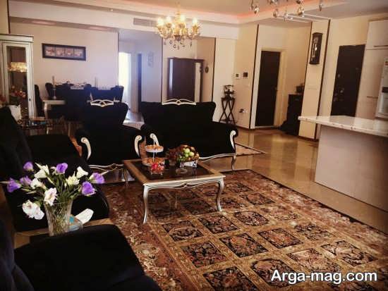 چیدمان جهیزیه نوعروس در فضای سالن پذیرایی 