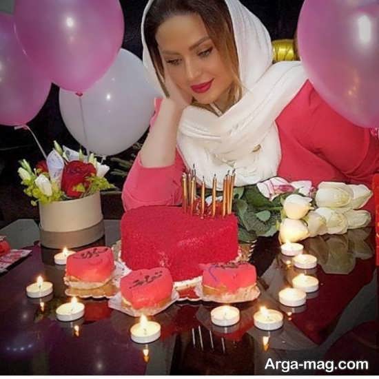 ژست عکس دخترانه با کیک تولد