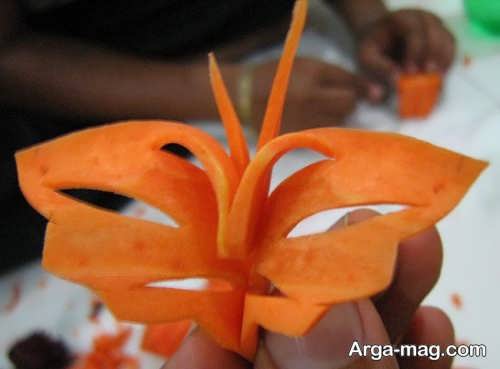 تزیین هویج به شکل پروانه حکاکی شده 