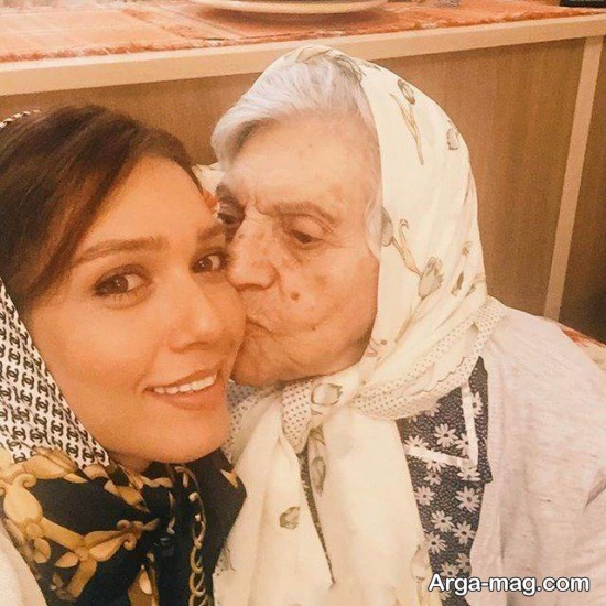 بوسه سالمندان بر چهره خانم کمال زاده