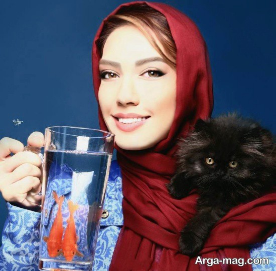 عکس شهرزاد کمال زاده با ماهی و گربه