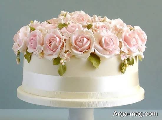 تزیین کیک عروسی با گل های زیبا