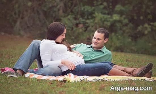 ژستی متفاوت از عکس حاملگی دو نفره در فضای باز