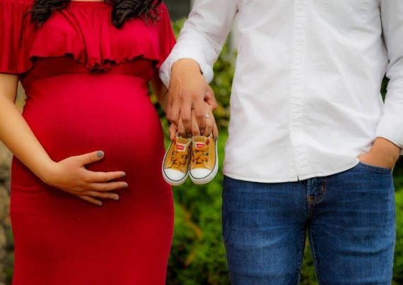 ژست عکس بارداری دو نفره همراه با انتظار برای آمدن تو راهی