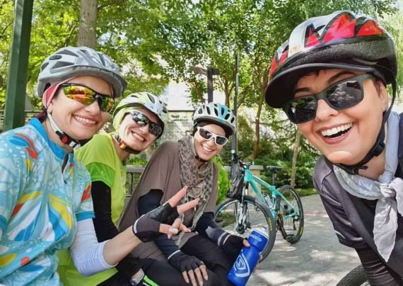 آناهیتا همتی در حال دوچرخه سواری در تهران