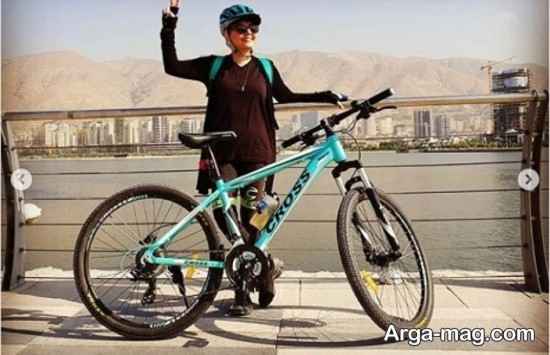 آناهیتا همتی در حال دوچرخه سواری در تهران 