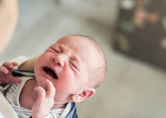 بی قراری و گریه نوزاد هنگام شیر خوردن