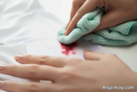 روش های پاک کردن لکه رژ لب