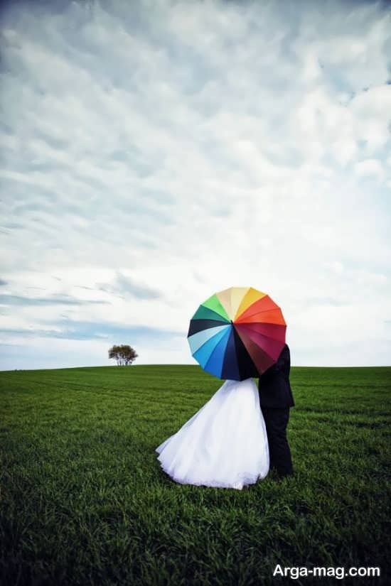 ژست عکس با چتر برای عروس و داماد