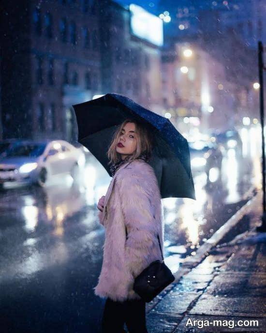 ژست دوست داشتنی دختر با چتر