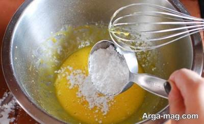 افزودن پودر شکر به تخم مرغ 